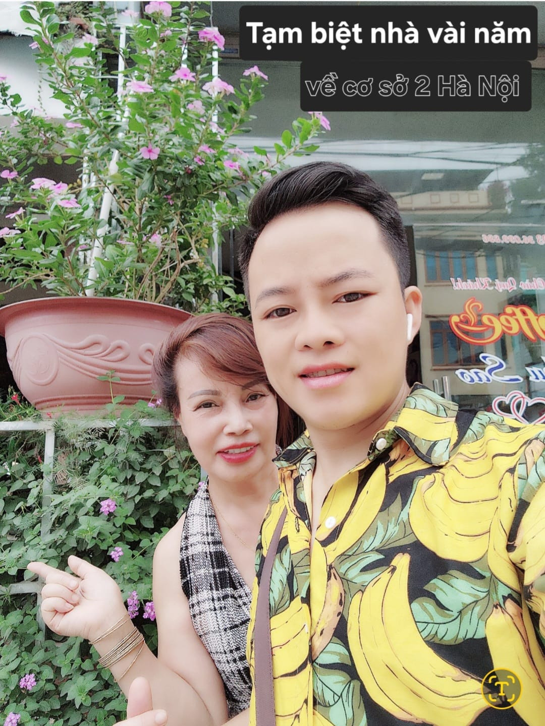 Ở tuổi 68, chị Thu Sao vẫn chủ động chăm sóc sức khỏe, sắc đẹp cho bản thân. Hoa Cương cũng luôn ủng hộ vợ hết mình. (Ảnh: FB Thu Sao)