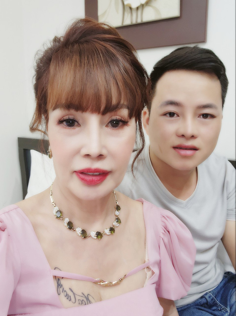 Đến hiên tại, cặp đôi Thu Sao - Hoa Cương vẫn vô cùng mặn nồng. Chồng trẻ hết mực cưng chiều chị Sao.