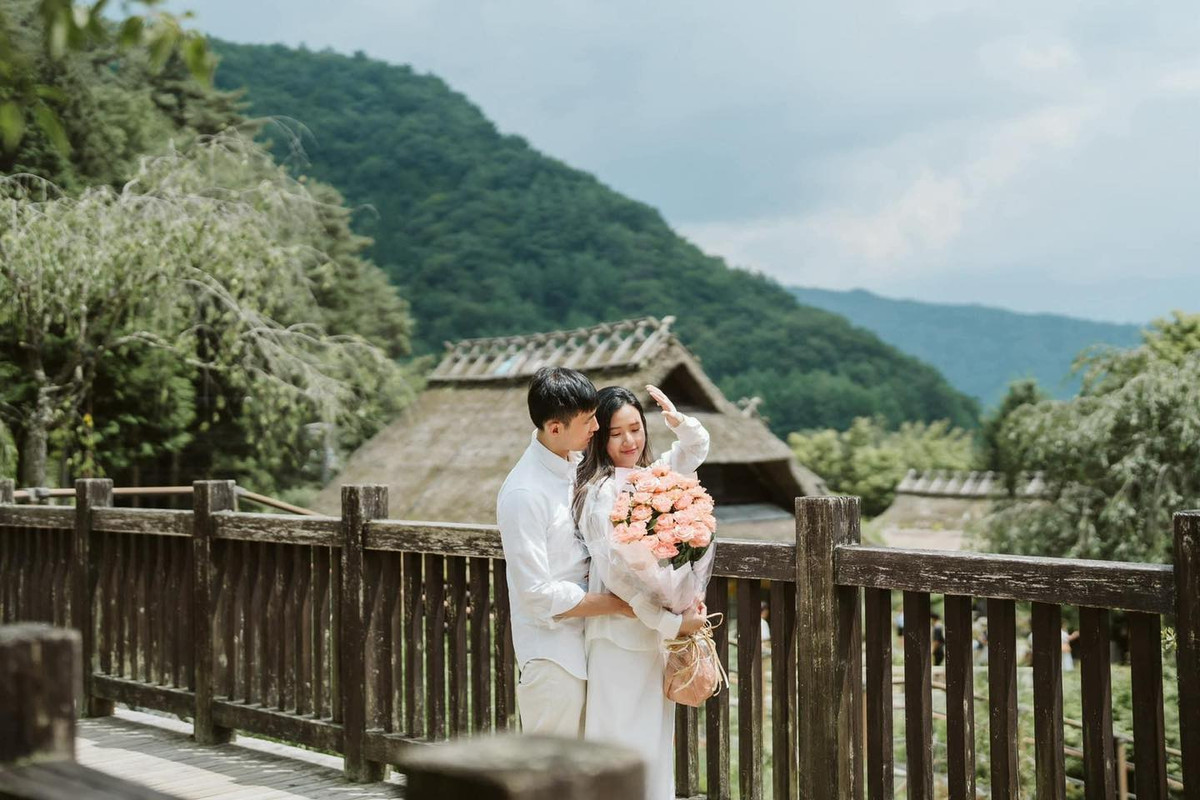 Cặp đôi Midu - Minh Đạt cũng không ngại trao nhau những hành động tình tứ, ấm áp.