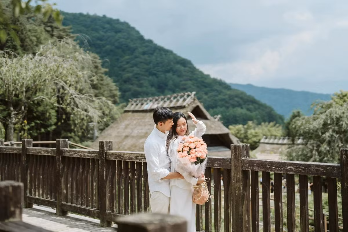 Cặp đôi Midu - Minh Đạt cũng không ngại trao nhau những hành động tình tứ, ấm áp.