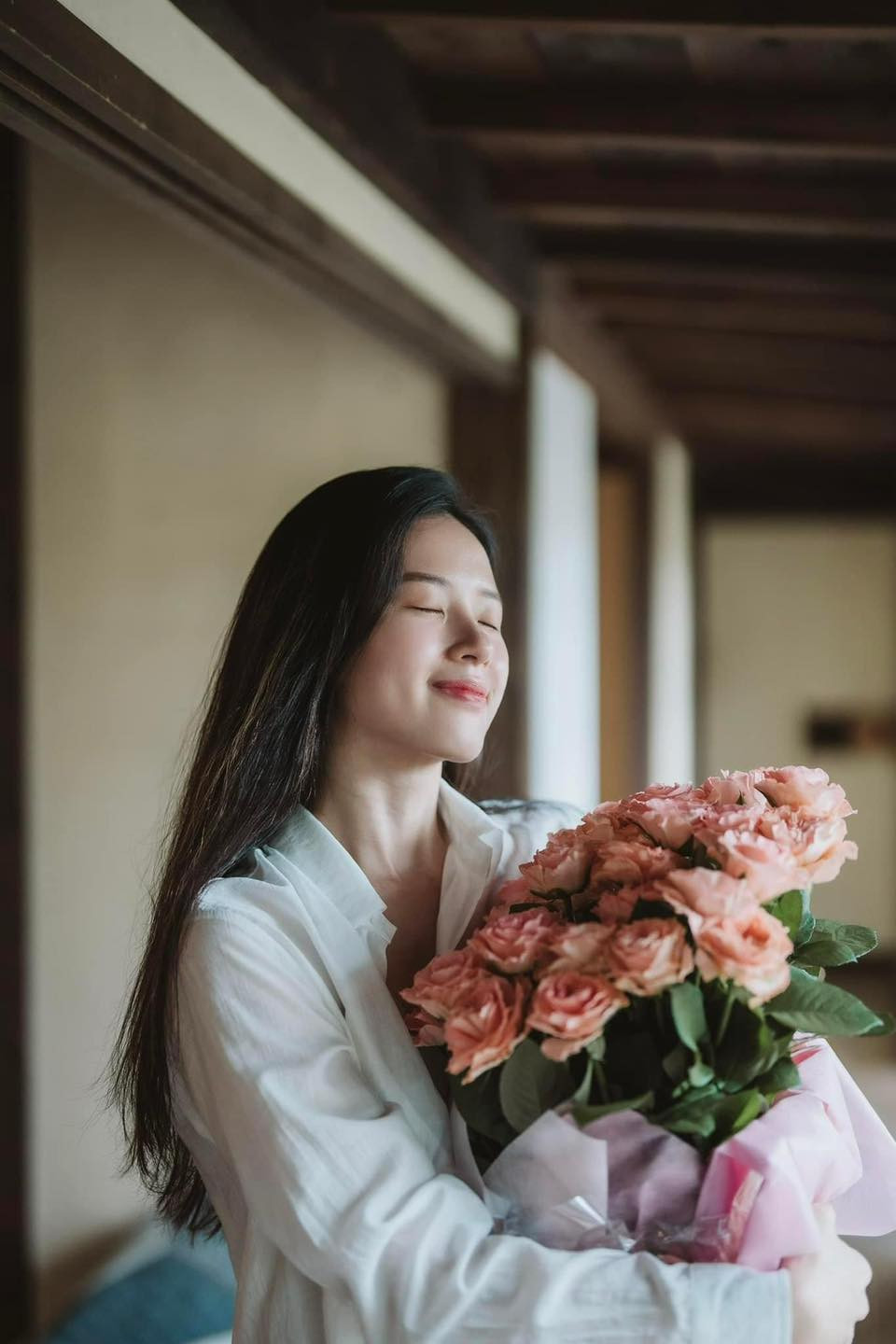 Cô giáo Midu Dù dù chỉ trang điểm sương sương và ăn mặc đơn giản nhưng trong thần thái toát lên sự bình yên, hạnh phúc, tận hưởng những giây phút hiện tại. Cô nàng chia sẻ: "Yêu thương không đến từ những điều hoàn hảo. Nó đến từ những giây phút mình cứ sống và cứ yêu thôi…"