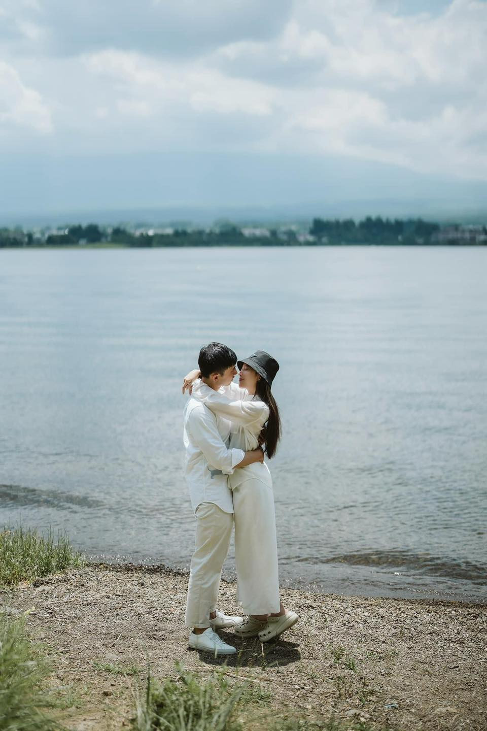 Dưới phần bình luận, cư dân mạng không chỉ xuýt xoa trước những khoảnh khắc lãng mạn, ngọt ngào của cặp đôi, mà còn dành lời khen cho ông xã của Midu: "Nhìn ánh mắt anh nhà nhìn chị say đắm là hiểu rồi nha", "cuối cùng cô gái cũng được hạnh phúc, cưới được 1 người chồng điển trai, biết quan tâm, tử tế".