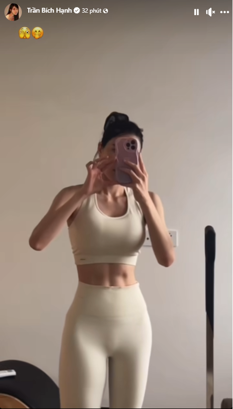 Được biết đến là một người chăm chỉ tập luyện và luôn chăm sóc bản thân, không quá khó hiểu để Trần Bích Hạnh sở hữu vòng eo gây mê này.