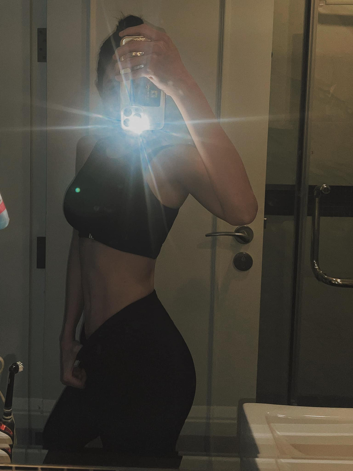 Phía dưới bài đăng của Bích Hạnh nhiều người bày tỏ sự ngượng mộ và thả dòng bình luận "ước" được vòng 2 gọn gàng và đẹp như "hot girl phòng gym" 9X.