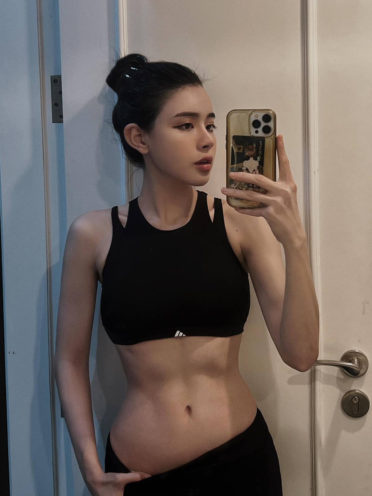 Trước đó trên trang cá nhân, Bích Hạnh cũng từng khoe vòng eo gọn gàng của mình. Nhưng so với lần này, có vẻ như cô nàng đã cố gắng siết vòng 2 hơn trước.