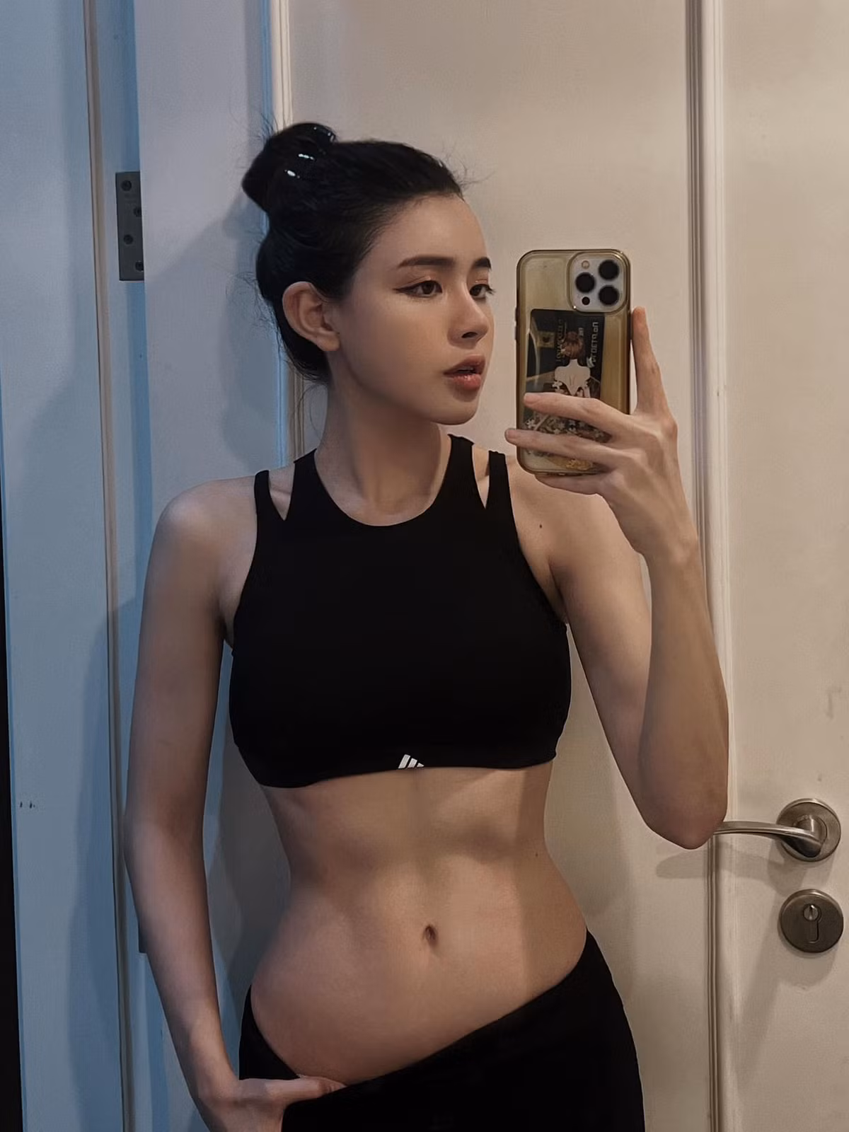 Trước đó trên trang cá nhân, Bích Hạnh cũng từng khoe vòng eo gọn gàng của mình. Nhưng so với lần này, có vẻ như cô nàng đã cố gắng siết vòng 2 hơn trước.