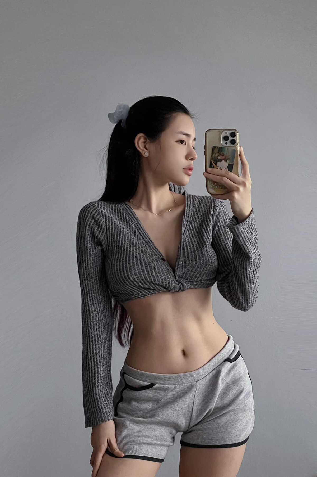 Hình ảnh của Bích Hạnh thường xuyên được hội chuyên đăng ảnh gái xinh châu Á chia sẻ, kèm theo những lời khen "có cánh". Cô cũng từng xuất hiện trên báo Trung Quốc với rất nhiều mỹ từ miêu tả về nhan sắc.