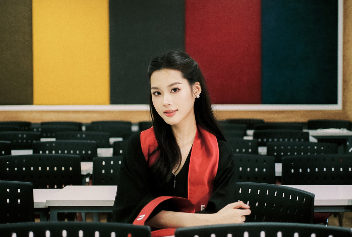 Trước đó Hà Linh từng học lớp chuyên Anh của trường THPT chuyên Hà Nội - Amsterdam, trong kỳ thi tốt nghiệp THPT 2020, Linh đạt 9 điểm Văn và 8,75 điểm Toán. Ngoài ra, nữ sinh còn có khả năng ngoại ngữ ấn tượng với IELTS 7.5.