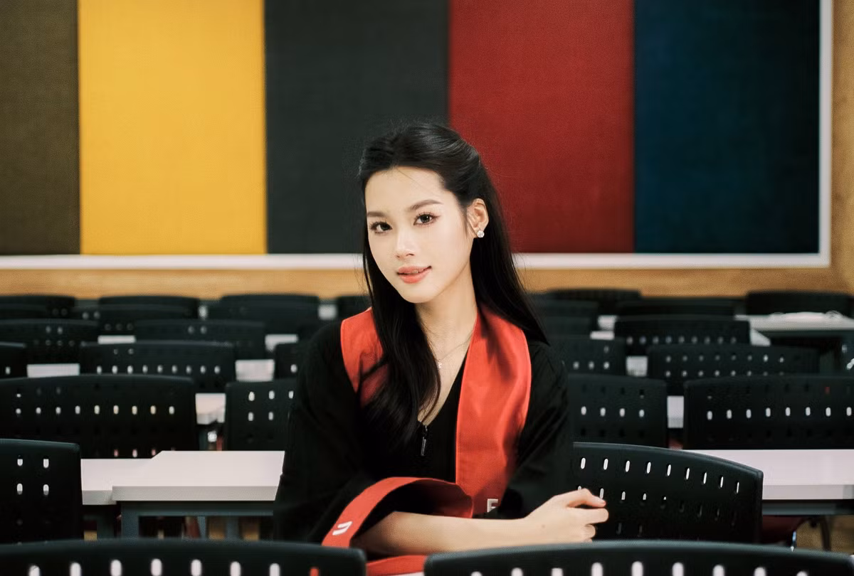 Trước đó Hà Linh từng học lớp chuyên Anh của trường THPT chuyên Hà Nội - Amsterdam, trong kỳ thi tốt nghiệp THPT 2020, Linh đạt 9 điểm Văn và 8,75 điểm Toán. Ngoài ra, nữ sinh còn có khả năng ngoại ngữ ấn tượng với IELTS 7.5.