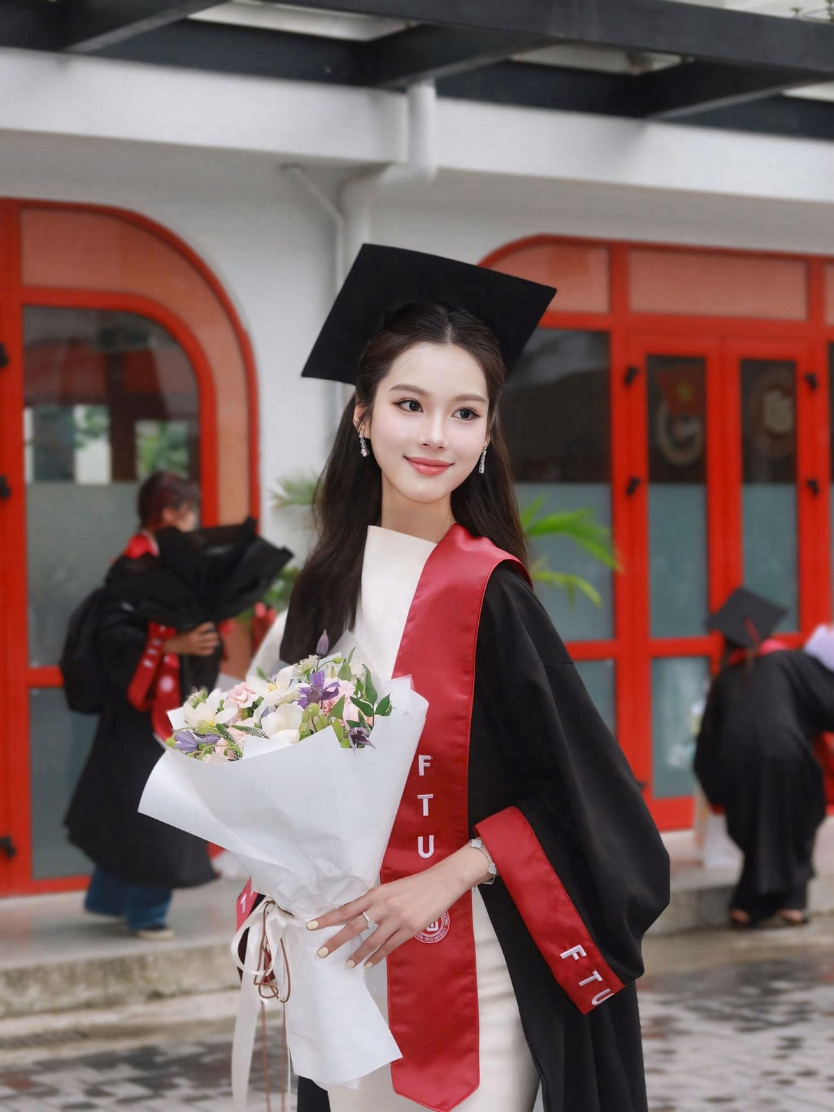 Hiện tại, Hà Linh hiện có hơn 100.000 lượt theo dõi trên Tiktok và hơn 30.000 lượt theo dõi trên Instagram.