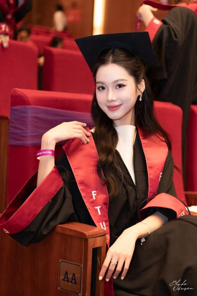 Trong thời gian là sinh viên, Hà Linh tích cực tham gia các câu lạc bộ của trường như Câu lạc bộ Thời trang và MC của trường Đại học Ngoại thương, làm MC và Ban Tổ chức chương trình Nhạc kịch lớn…