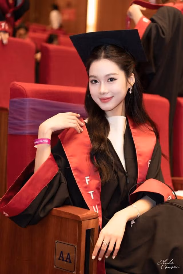 Trong thời gian là sinh viên, Hà Linh tích cực tham gia các câu lạc bộ của trường như Câu lạc bộ Thời trang và MC của trường Đại học Ngoại thương, làm MC và Ban Tổ chức chương trình Nhạc kịch lớn…