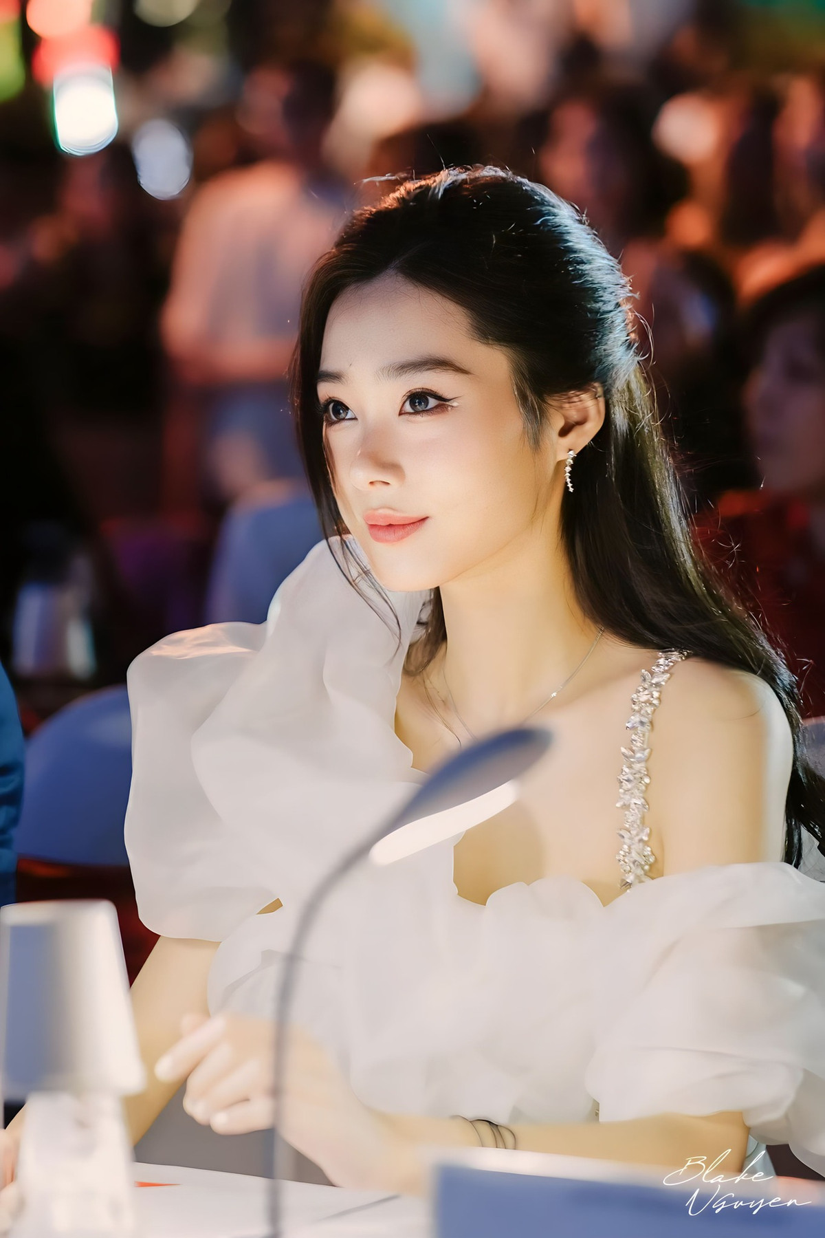 Tham dự lễ trao bằng tốt nghiệp đợt 2 năm 2024 của Ngoại thương, khoác lên mình chiếc áo cử nhân, Hà Linh trông chẳng khác gì "thần tiên tỷ tỷ" với vẻ ngoài ngọt ngào, xinh đẹp.