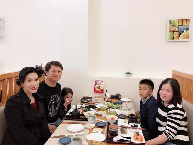 Anh cũng trở về Việt Nam trong 1 số dịp. Bức ảnh ghi lại khoảnh khắc gia đình Thành Vinh có bữa cơm thân mật cùng diễn viên Hà Hương (vai Nguyệt trong phim Phía Trước Là Bầu Trời) trong một lần trở về Việt Nam. (Ảnh: FBNV)