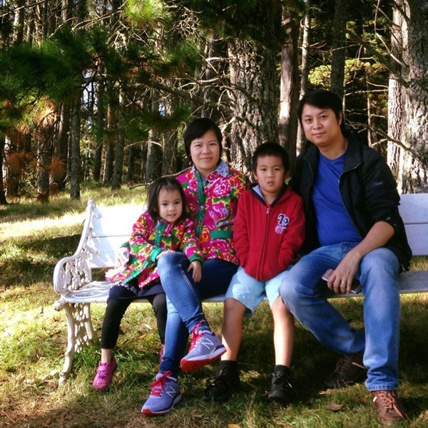 Tuy ít khi chia sẻ cuộc sống cá nhân lên MXH nhưng thông qua những bức hình anh đăng tải, có thể thấy sau khoảng thời gian lập nghiệp, gia đình anh đã sở hữu một cơ ngơi khủng riêng tại xứ người. (Ảnh: FBNV)