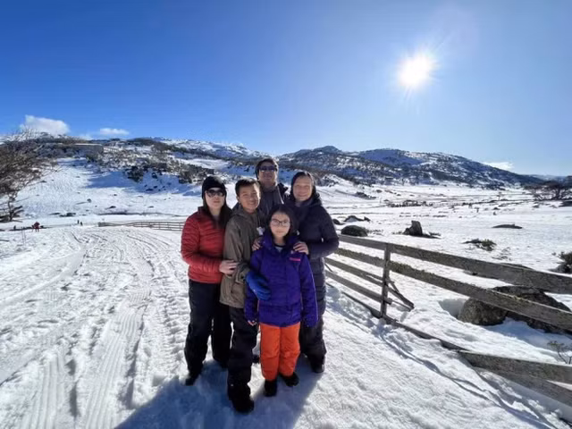 Đáng chú ý, năm 2021, trang web của Đại học New South Wales (Australia), đã đăng tải thông tin chúc mừng Tiến sĩ Vinh Nguyễn (hay còn gọi là TS. Nguyễn Thành Vinh) được phong hàm Phó Giáo sư. Lúc này anh chỉ mới 39 tuổi. (Ảnh: FBNV)