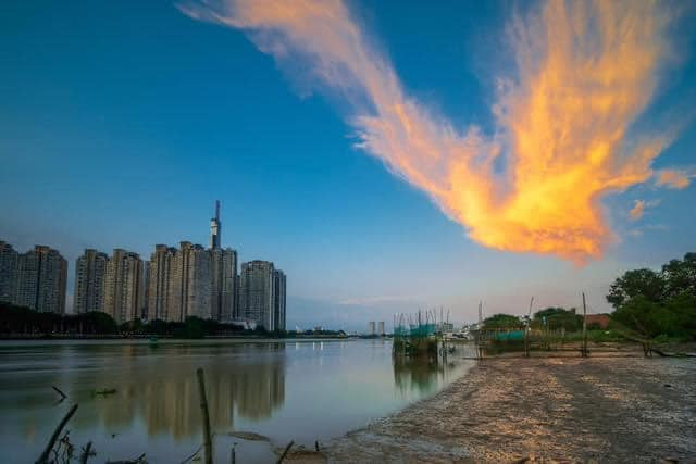 Ngay lập tức, rất nhiều người đã dùng điện thoại, nhanh chóng ghi lại khoảnh khắc tuyệt diệu này.