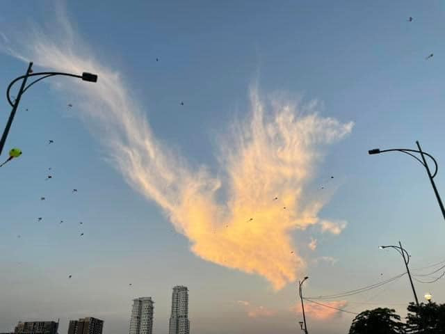 Hình ảnh ghi lại cận cảnh đám mây từ trên nóc nhà của một người dân ở TP.HCM.