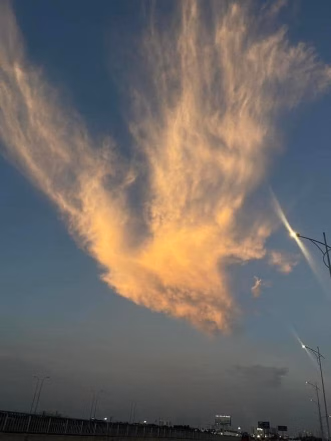 Trước đó, vào năm 2020 cư dân mạng cũng từng xôn xao và chia sẻ hình ảnh bầu trời lúc hoàng hôn xuất hiện đám mây có hình hệt như phượng hoàng lửa. (Ảnh: Tổng hợp Facebook)