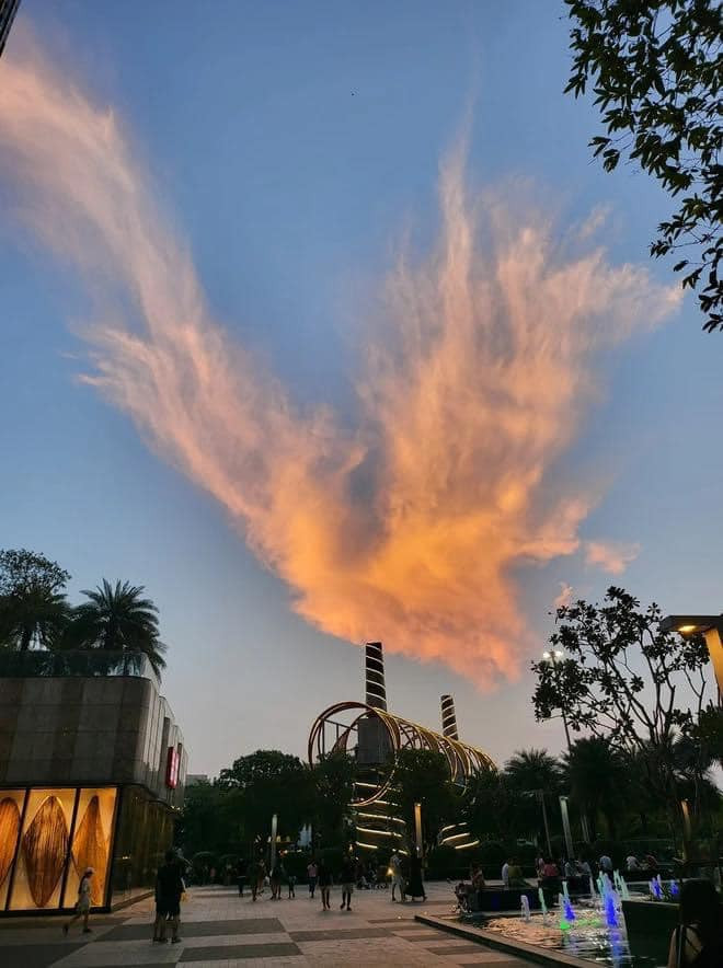 Đáng chú ý, giữa nền trời xanh thẳm lại chỉ có một cụm mây độc đáo này, cùng với đó ánh hoàng hôn buông xuống, chiếu rọi vào đám mây, làm bật lên màu đỏ cam càng làm tăng thêm vẻ kỳ ảo.