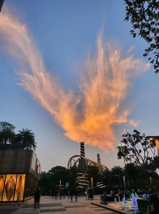 Đáng chú ý, giữa nền trời xanh thẳm lại chỉ có một cụm mây độc đáo này, cùng với đó ánh hoàng hôn buông xuống, chiếu rọi vào đám mây, làm bật lên màu đỏ cam càng làm tăng thêm vẻ kỳ ảo.