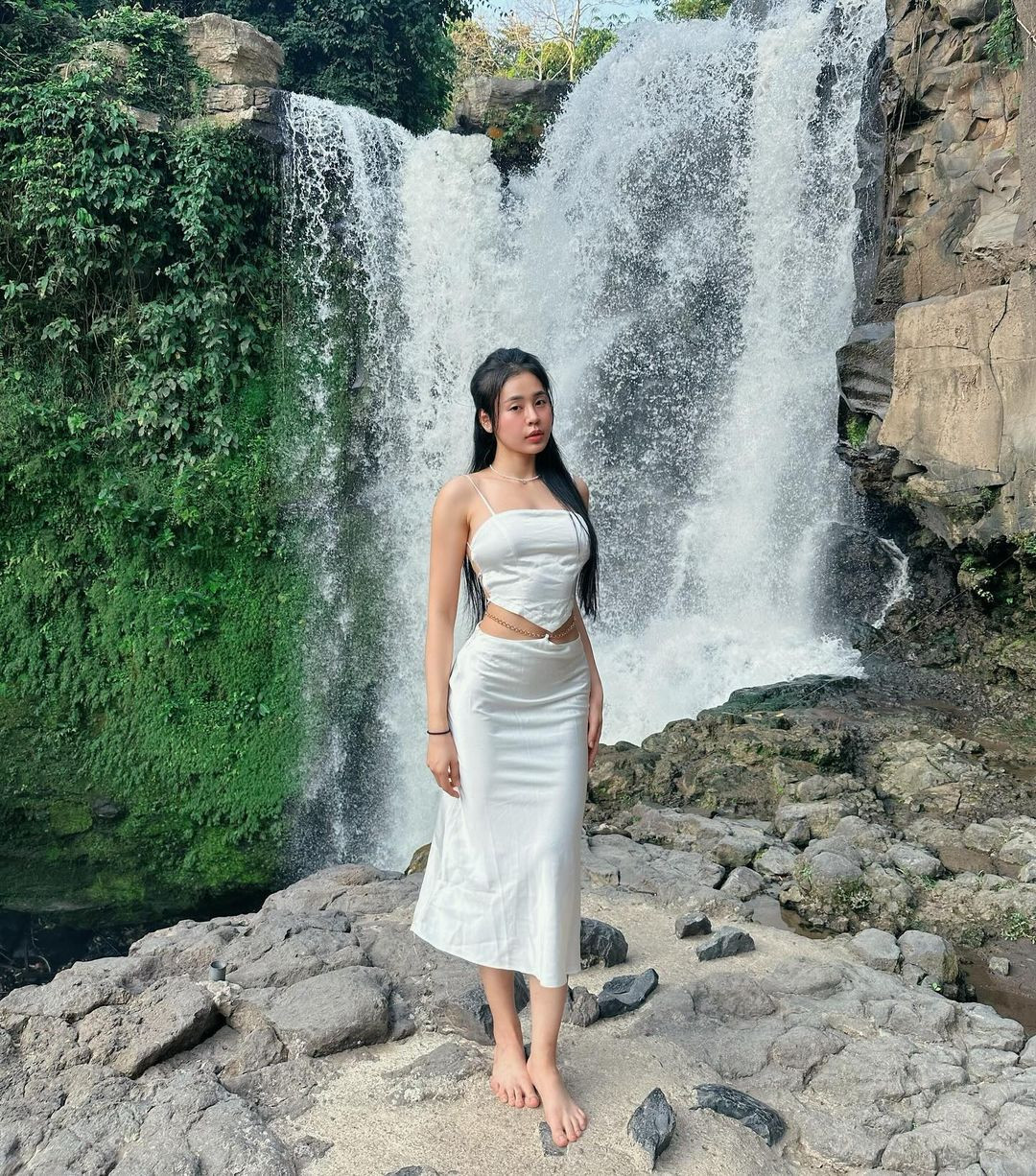 Netizen đã nhanh chóng tìm ra danh tính của "nàng tiên bên thác nước này". Đó là Nguyễn Phương Trang - cô nàng được mệnh danh là hot girl gymer nỏng bỏng nhất Phan Thiết.