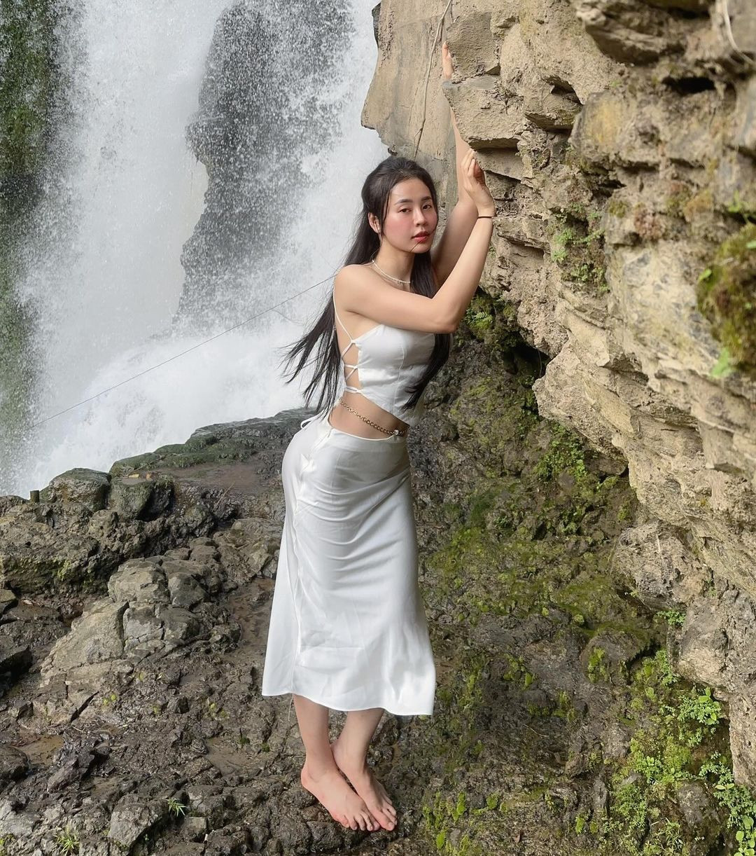 Không chỉ có gương mặt xinh đẹp như thiên thần, hot girl sinh năm 1994 có số đo ba vòng thuộc hàng “khủng” trong giới Gymer là 90-62-96 cm. Đây là kết quả của quá trình tập luyện suốt khoảng 6 năm qua.