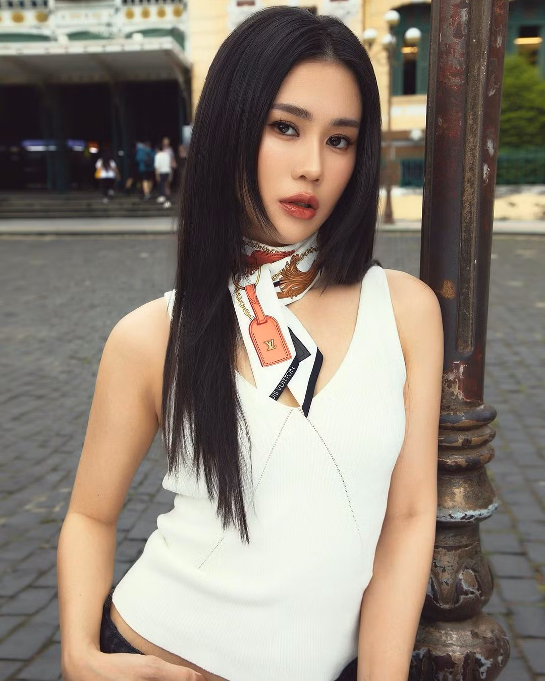 Địa điểm được nàng hot girl Sài thành lựa chọn đó là trước của Bưu điện thành phố đối diện với ngôi nhà thờ Đức Bà cổ kính.