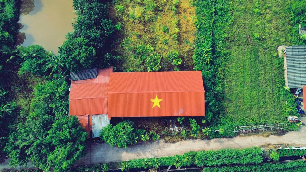 Loạt video ghi lại hình ảnh những ngôi nhà khi nhìn từ trên cao xuống với phần mái nhà được sơn đỏ cùng sao vàng năm cánh thu hút rất nhiều sự chú ý.