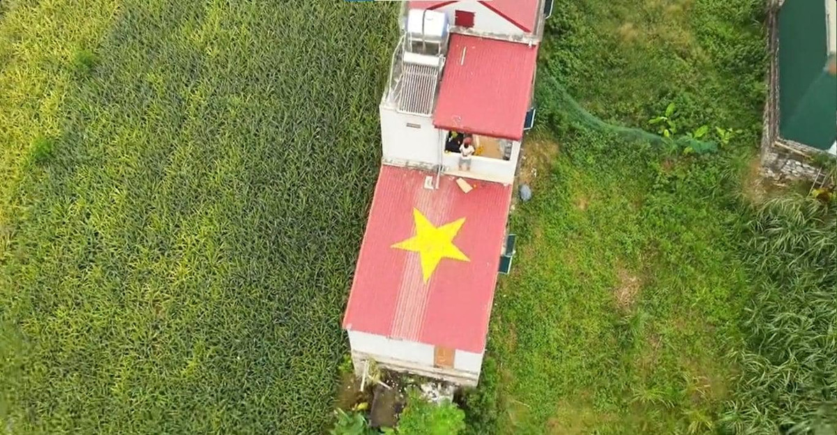 Mái nhà của anh Nguyễn Thái Trọng ở huyện Ngọc Lặc, Thanh Hóa, lá cờ rộng 60 m2. Chàng trai 28 tuổi nói biết đến trào lưu này trên mạng xã hội, muốn thực hiện để thể hiện lòng yêu nước. Sau khi đo đạc và chuẩn bị sơn, anh mất 15 phút để hoàn thiện.
