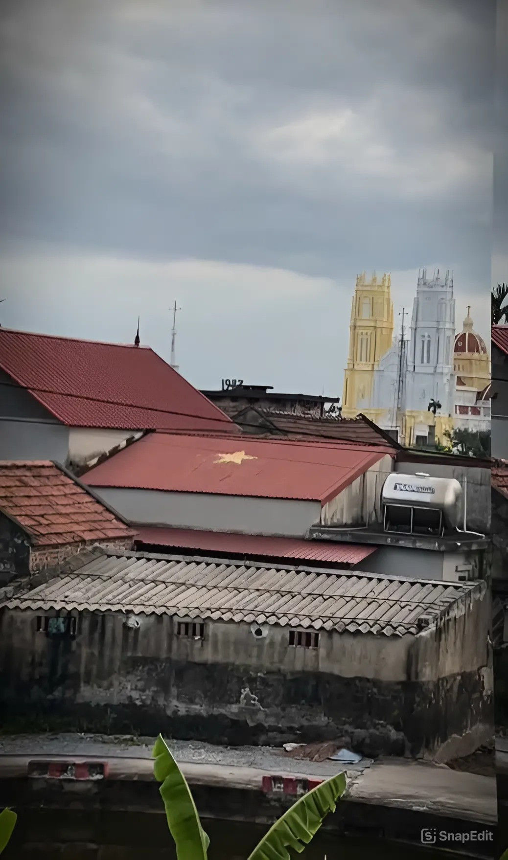 Dù còn hơn nửa tháng nhưng rất nhiều nơi đã bắt đầu treo cờ Tổ quốc trước hiên nhà.