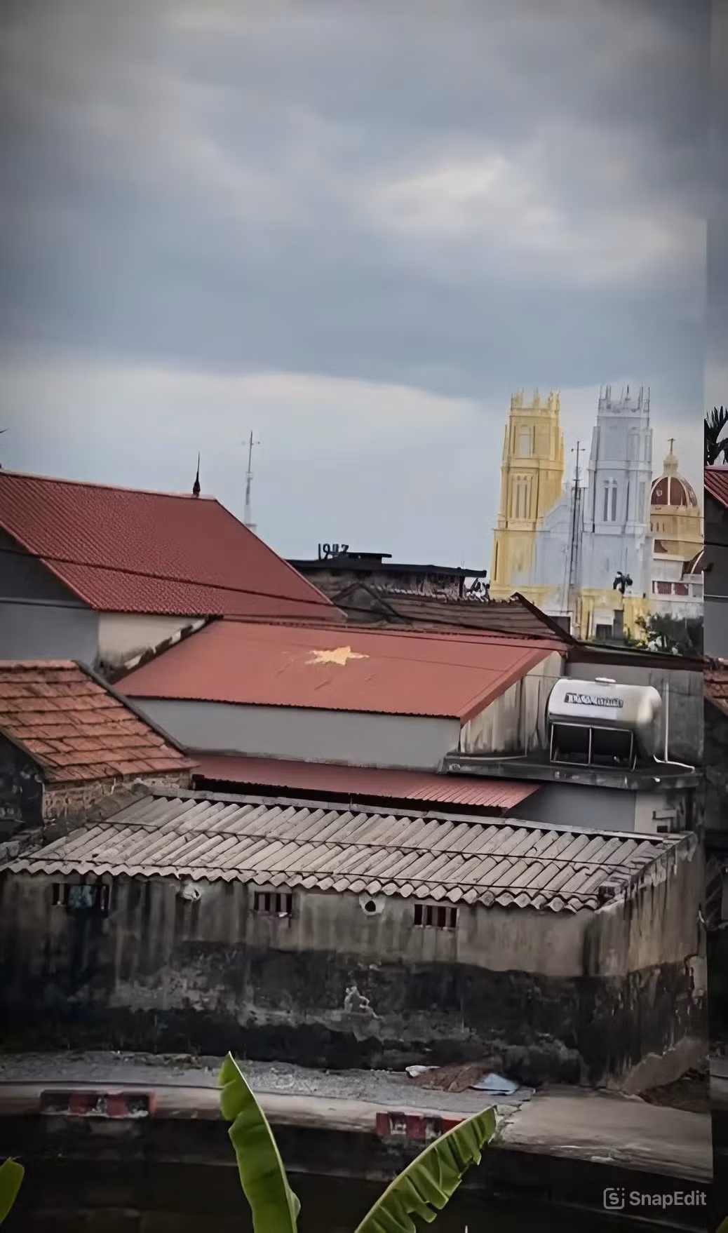 Dù còn hơn nửa tháng nhưng rất nhiều nơi đã bắt đầu treo cờ Tổ quốc trước hiên nhà.