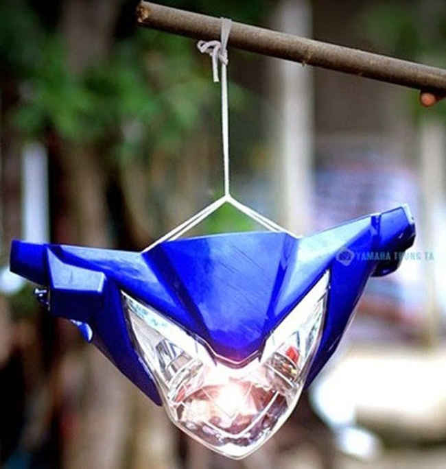 Nhà em chẳng có gì ngoài xe máy, tiện tay gỡ một cái ra làm đèn lồng cho nó sang.