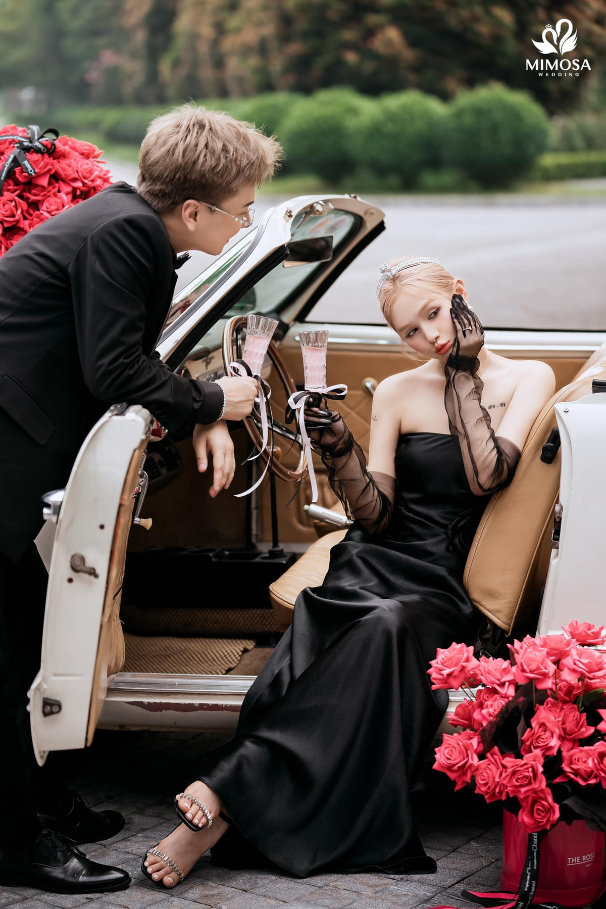 Tuy nhiên, thực chất bộ ảnh này được thực hiện với mục đích công việc. Để tránh hiểu lầm không đáng có, cô nàng ngay lập tức đính chính: "Hai anh em tụi em làm mẫu đồ cưới thôi nha cả nhà ơi".