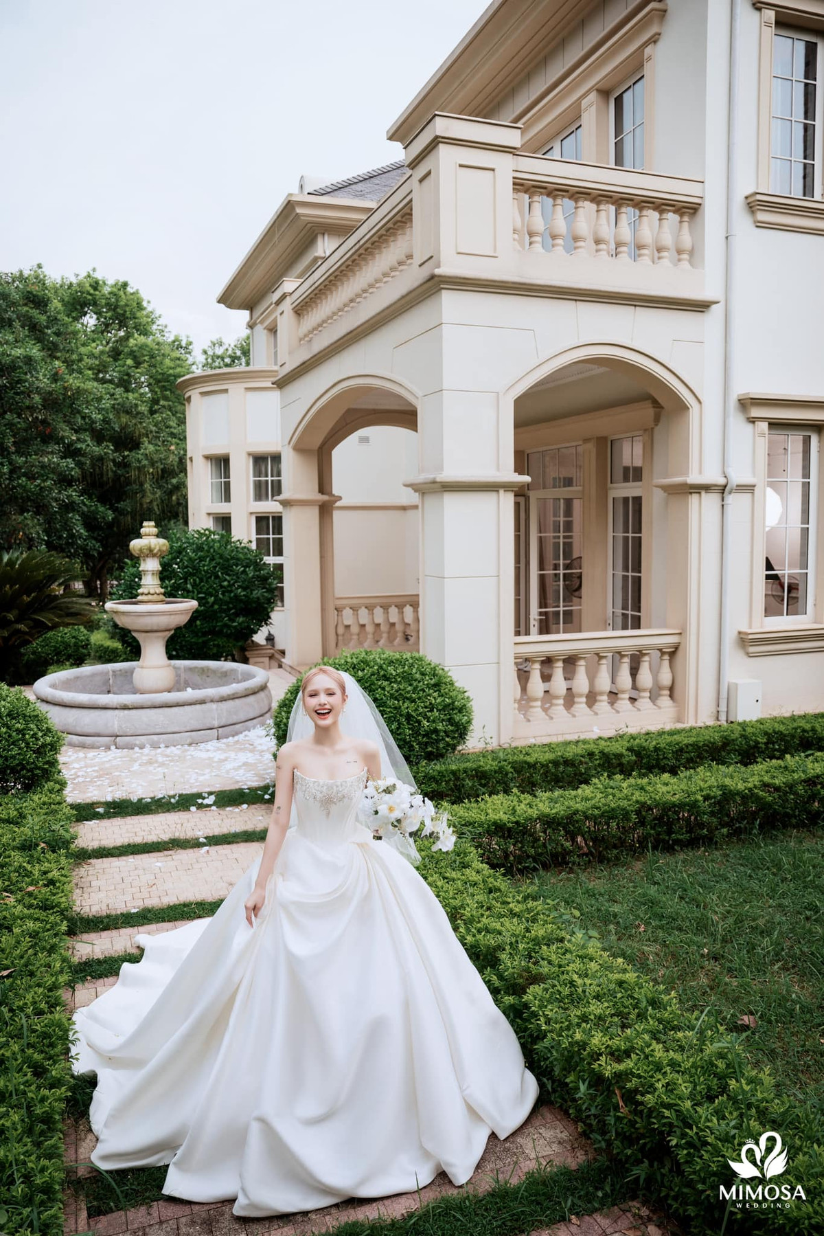 Xuyên suốt các tấm hình, cô nàng cười tươi rạng rỡ, thể hiện mình là một nàng dâu hạnh phúc.