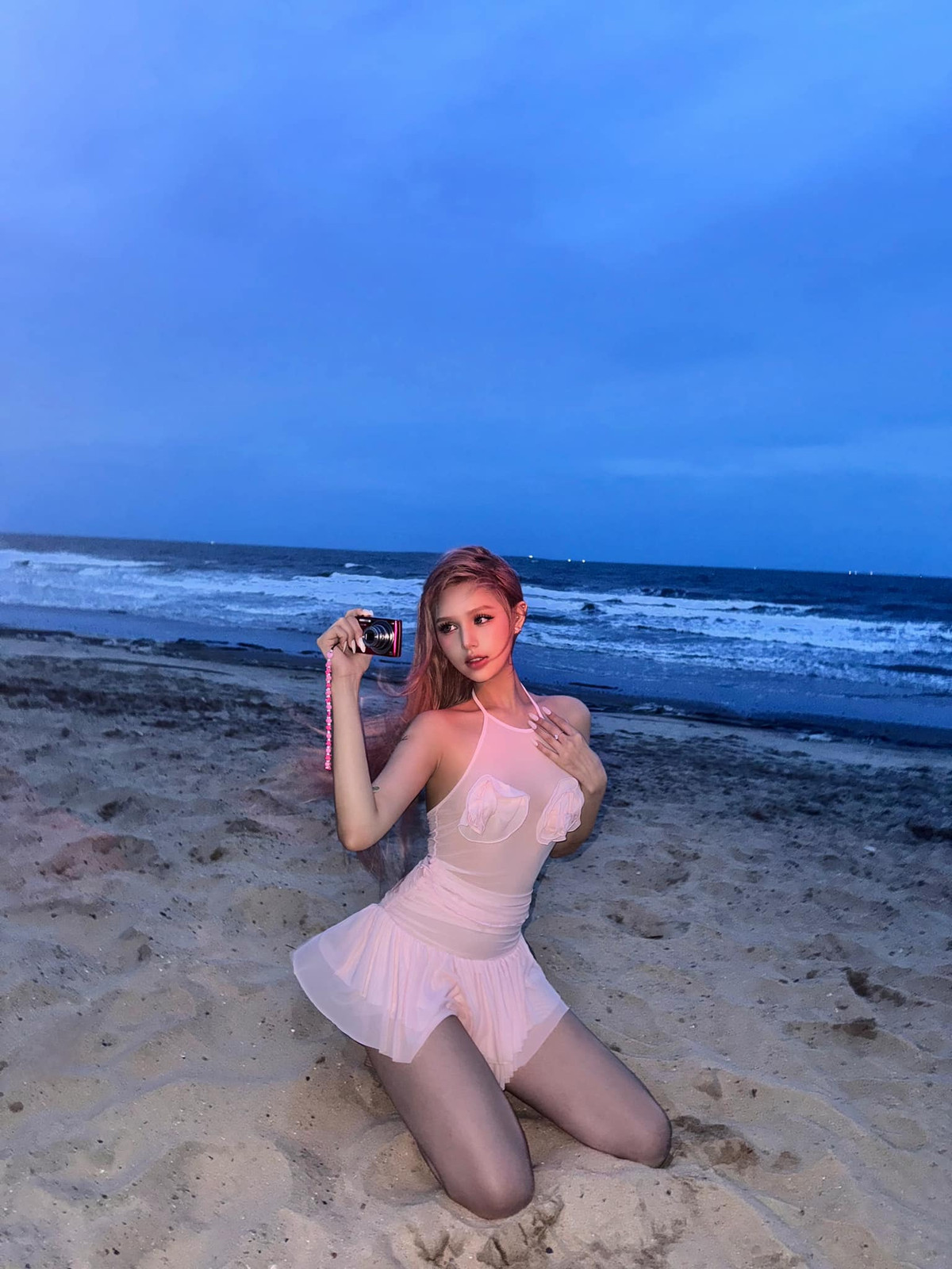 Sau chia tay chồng thiếu gia, Xoài Non ngày càng táo bạo, thoải mái ăn diện.