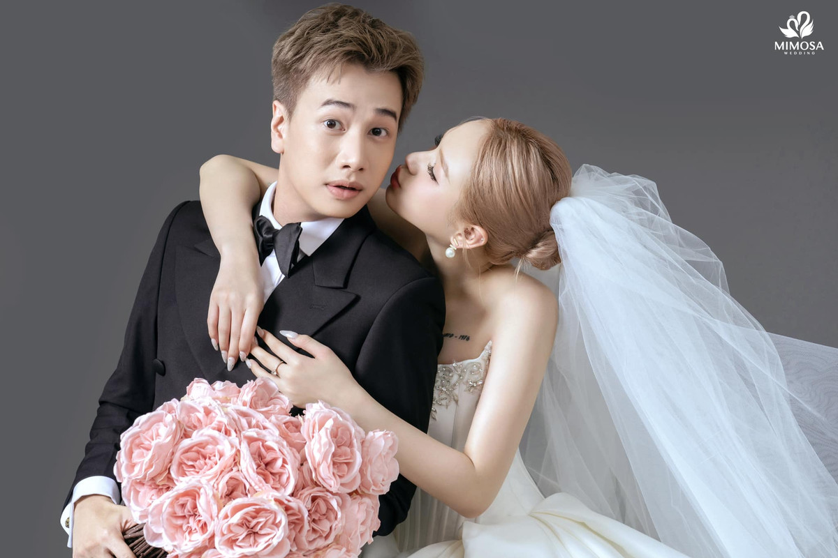 Xoài Non cũng thẳng thắn chia sẻ không lo lắng việc bị người ngoài xì xào, bàn tán:"Tôi cũng từng nói từ rất lâu là trên đời này không có gì chắc chắn, kể cả khi tôi đã cưới bạn thì cũng không có gì chắc chắn là chúng tôi sẽ ở bên cạnh nhau lâu dài, chỉ là ở thời điểm đó chúng tôi cảm thấy hạnh phúc và oke là được rồi".