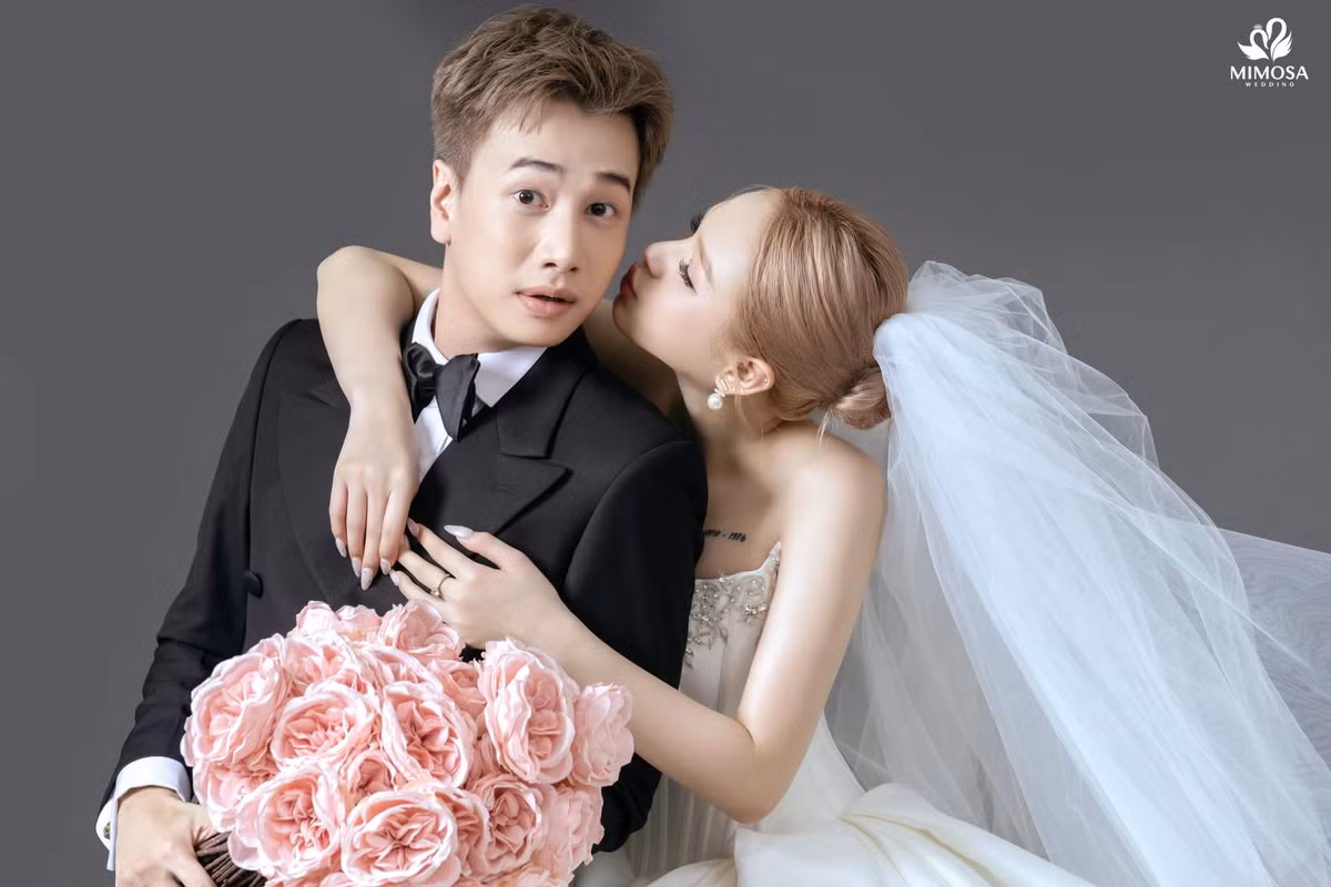 Xoài Non cũng thẳng thắn chia sẻ không lo lắng việc bị người ngoài xì xào, bàn tán:"Tôi cũng từng nói từ rất lâu là trên đời này không có gì chắc chắn, kể cả khi tôi đã cưới bạn thì cũng không có gì chắc chắn là chúng tôi sẽ ở bên cạnh nhau lâu dài, chỉ là ở thời điểm đó chúng tôi cảm thấy hạnh phúc và oke là được rồi".