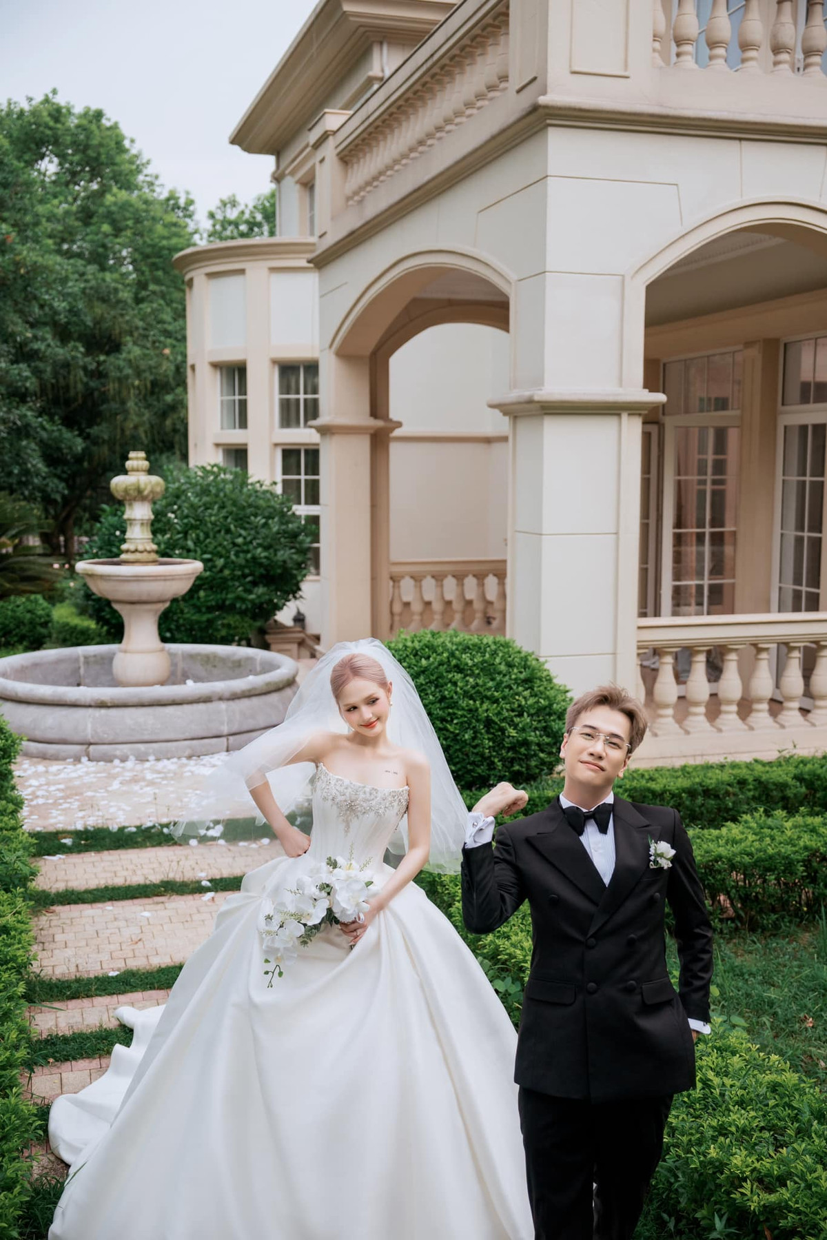 Tương tác của nàng hot girl và ca sĩ Lou Hoàng cũng vô cùng tình tứ.