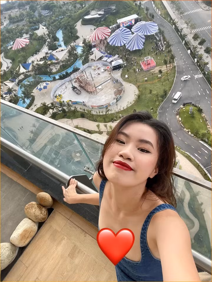 Rapper Pháo, tên thật là Nguyễn Diệu Huyền, sinh năm 2003. Mỹ nhân gen Z là sinh viên trường Cao đẳng Nghệ thuật Hà Nội.