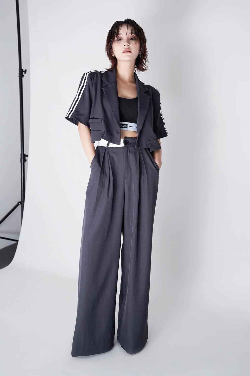 Nếu như trong phim vào vai nhân vật có lối ăn mặc giản dị thì ngoài đời gu ăn mặc của Thu Hà khác hẳn với vẻ hiện đại, cá tính và quyến rũ.