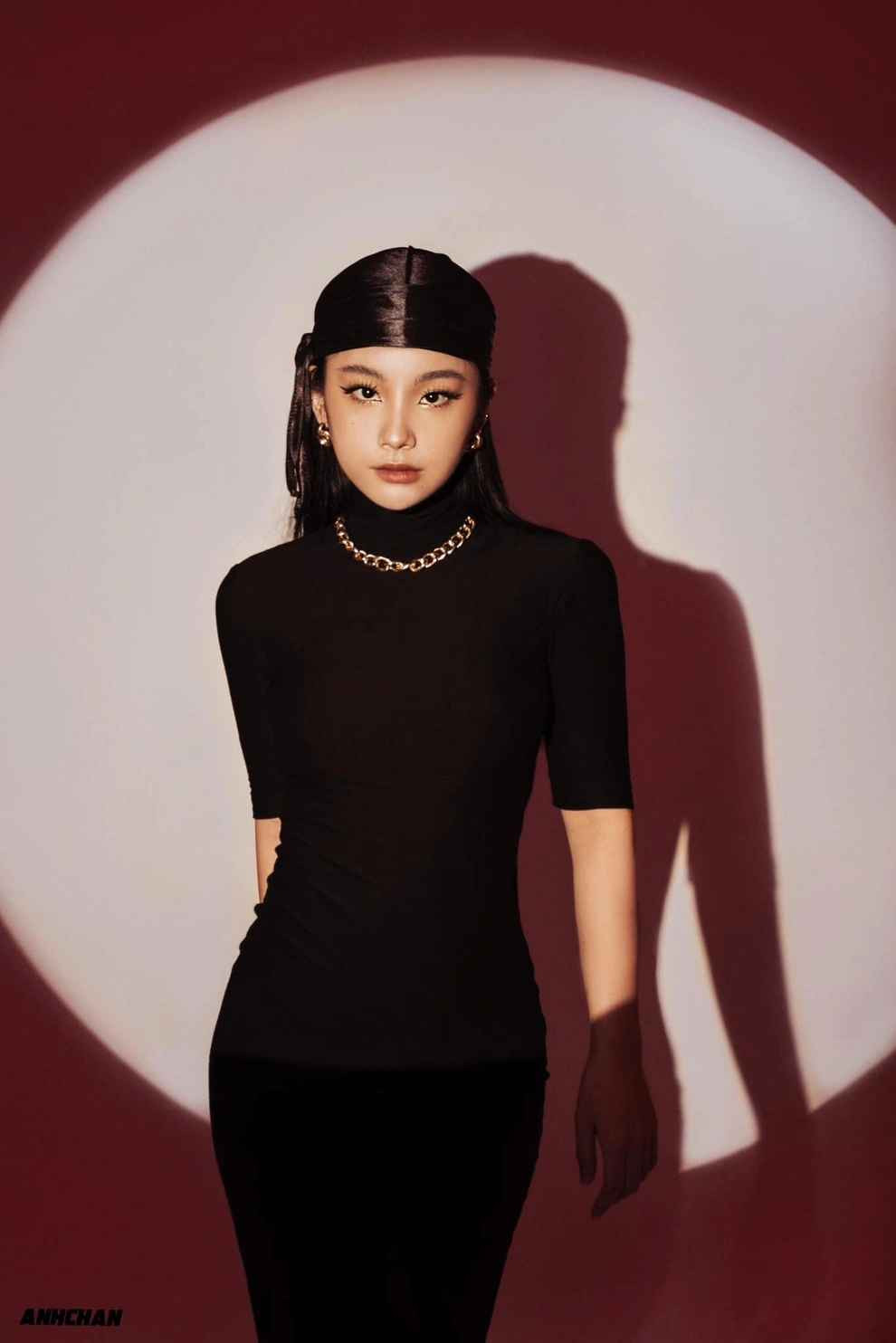 Từ những bước chập chững đầu tiên, được nhiều người đi trước dẫn vào nghề và dạy Thu Hà từng cách tạo dáng, tương tác với máy ảnh tới việc xây dựng hình ảnh riêng mà cô ngày càng trưởng thành, chuyên nghiệp hơn.