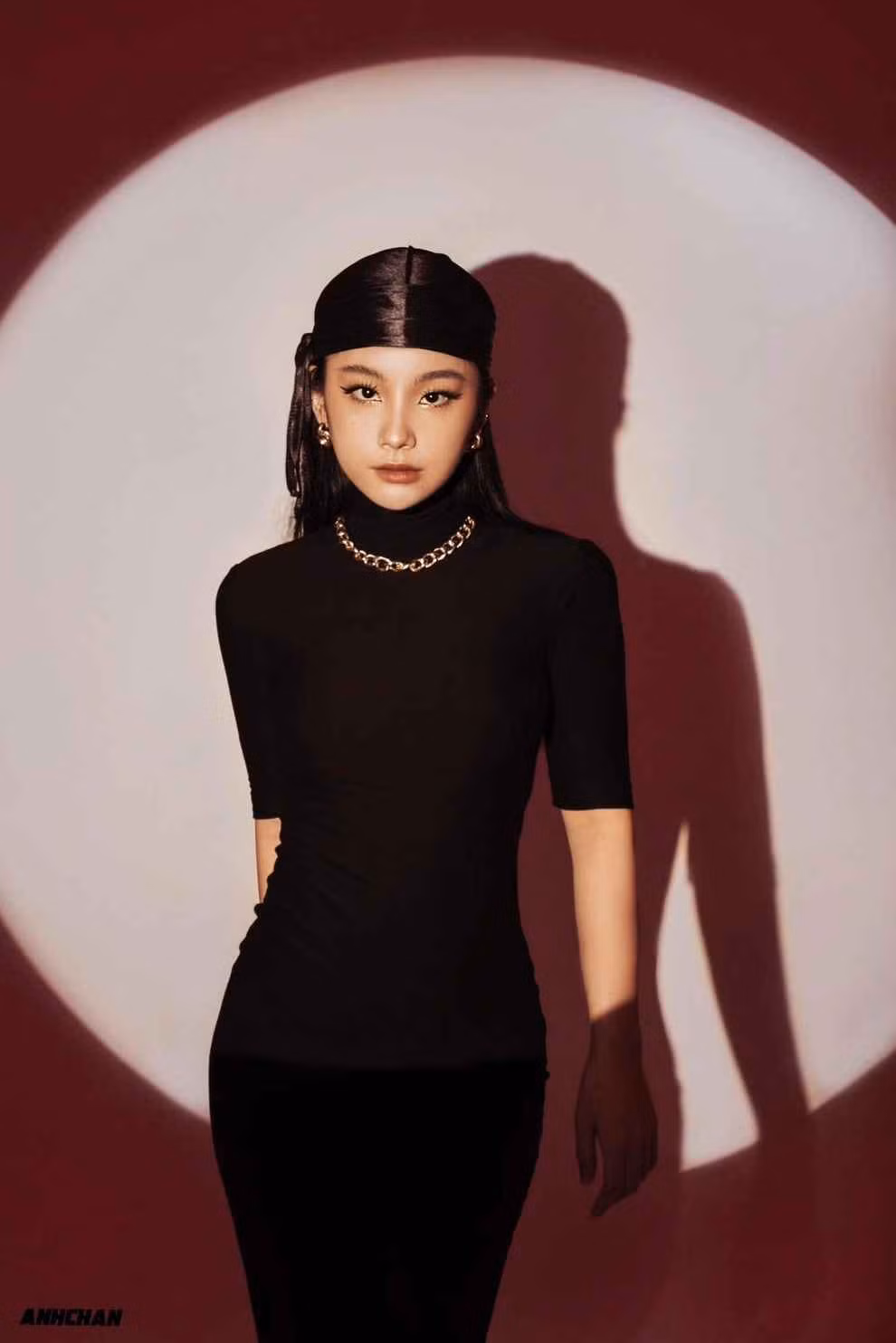 Từ những bước chập chững đầu tiên, được nhiều người đi trước dẫn vào nghề và dạy Thu Hà từng cách tạo dáng, tương tác với máy ảnh tới việc xây dựng hình ảnh riêng mà cô ngày càng trưởng thành, chuyên nghiệp hơn.