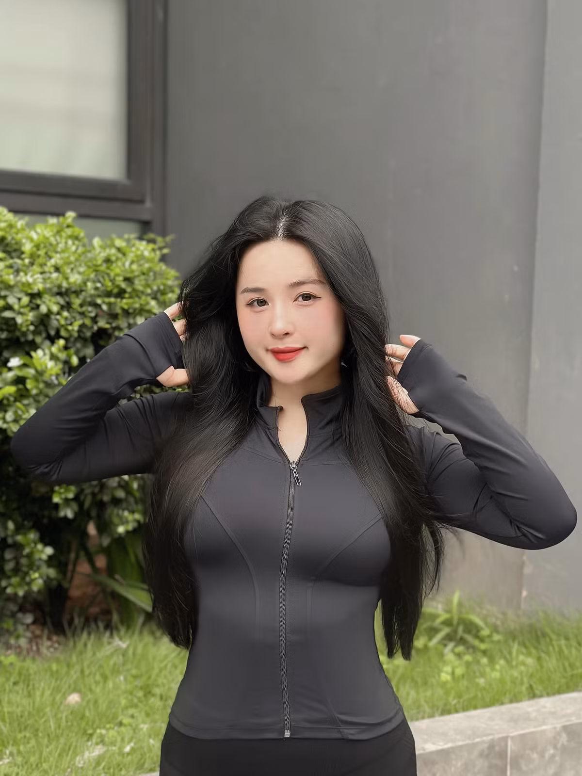 Ngay từ những ngày đầu lên sóng livestream, cô nàng chọn cho mình phong cách nhẹ nhàng, ăn mặc kín đáo. Tuy nhiên mỗi buổi trực tiếp của cô nàng vẫn thu hút lượng người xem cực khủng.