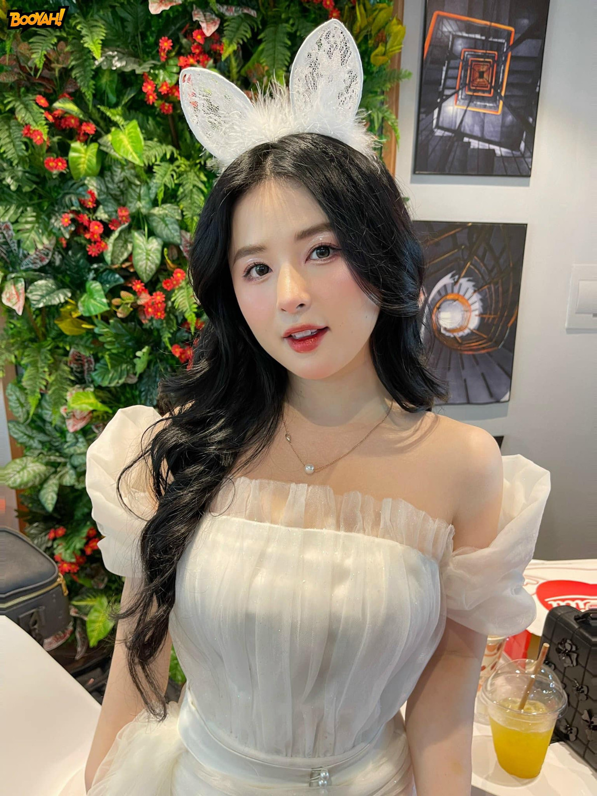 Cô nàng vẫn giữ được sắc vóc nuột nà sau sinh em bé. (Ảnh: FBNV)