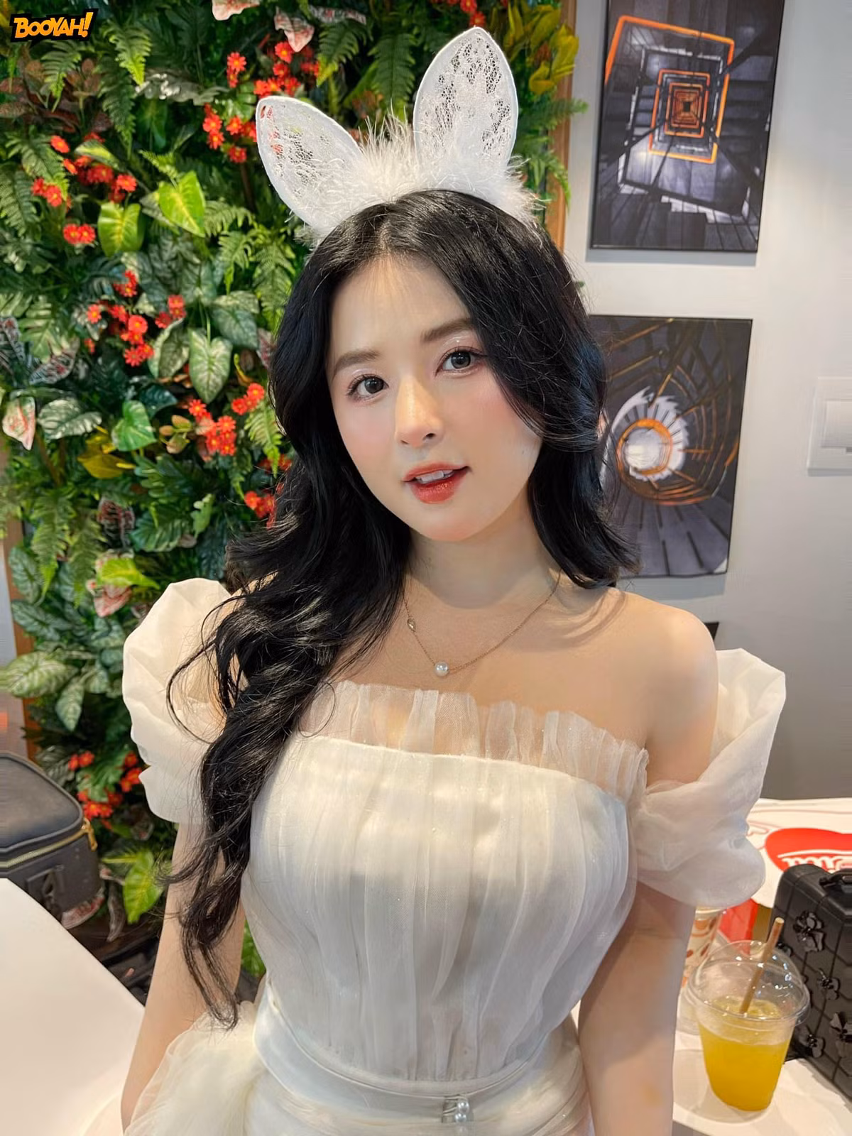 Cô nàng vẫn giữ được sắc vóc nuột nà sau sinh em bé. (Ảnh: FBNV)