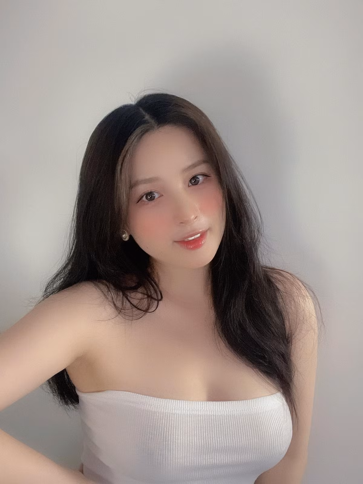 Thảo tâm sự, cô vốn là một cô gái đơn giản, luôn mong có một tổ ấm hạnh phúc bình thường nên khi tìm thấy người đàn ông hết mực yêu thương, hiểu cho công việc và tính cách của mình, cô sẵn sàng "theo chồng về dinh".