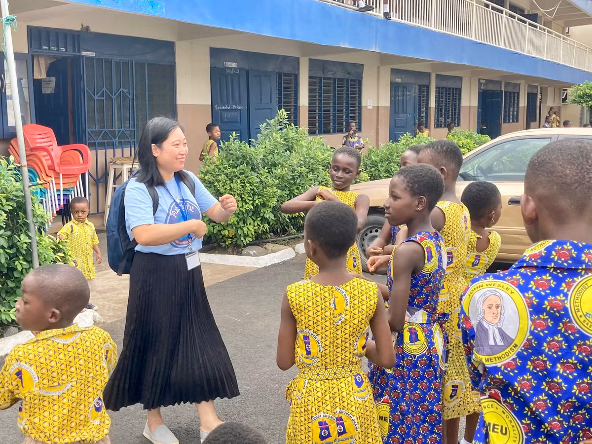 Hình ảnh vui vẻ, tràn đầy năng lượng của chị Hồng truyền cảm hứng cho rất nhiều thế hệ học sinh. (Ảnh: FBNV)