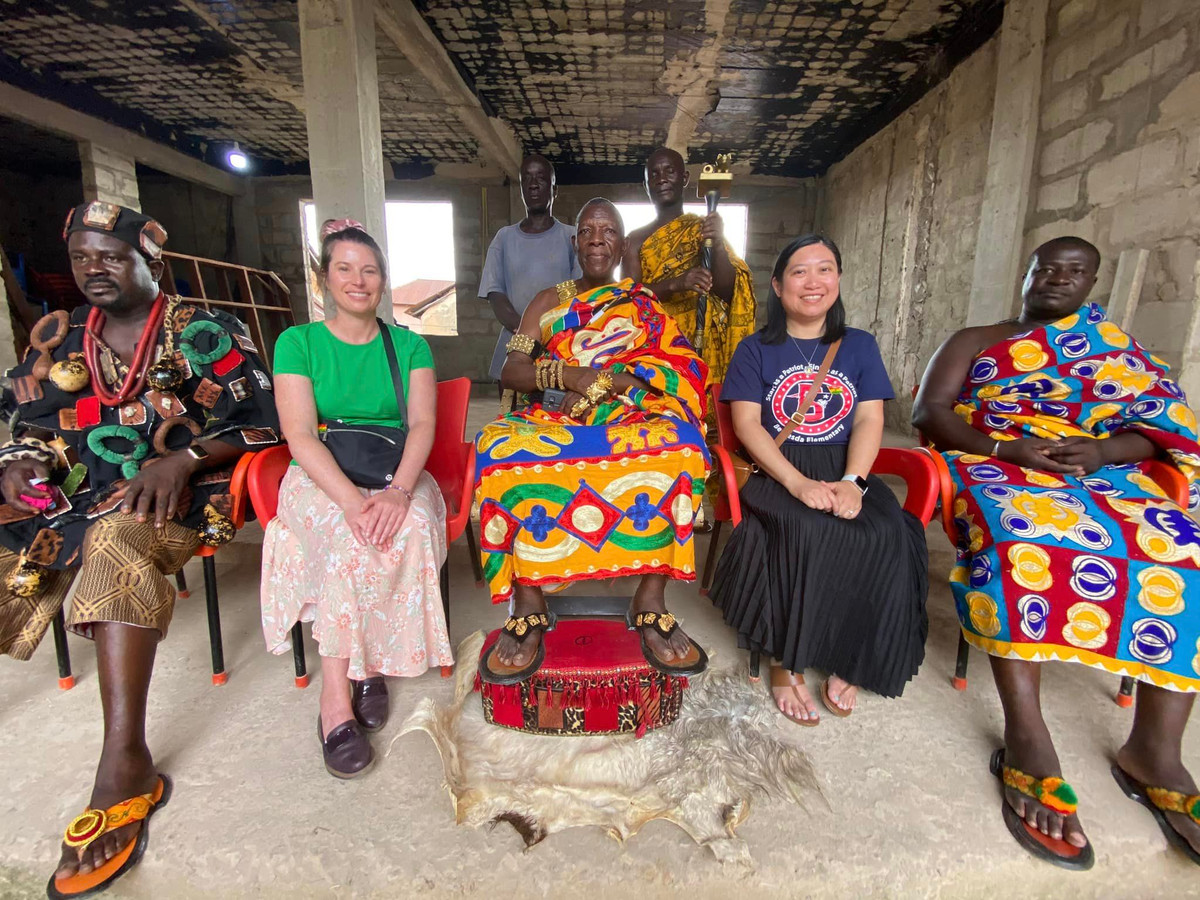 Chị Đinh Thu Hồng có bằng cử nhân khoa Báo chí, trường Đại học Khoa học xã hội và nhân văn và văn bằng hai khoa tiếng Anh, trường Đại học Ngoại ngữ, thuộc Đại học Quốc gia Hà Nội, năm 2007, chị sang Mỹ định cư.