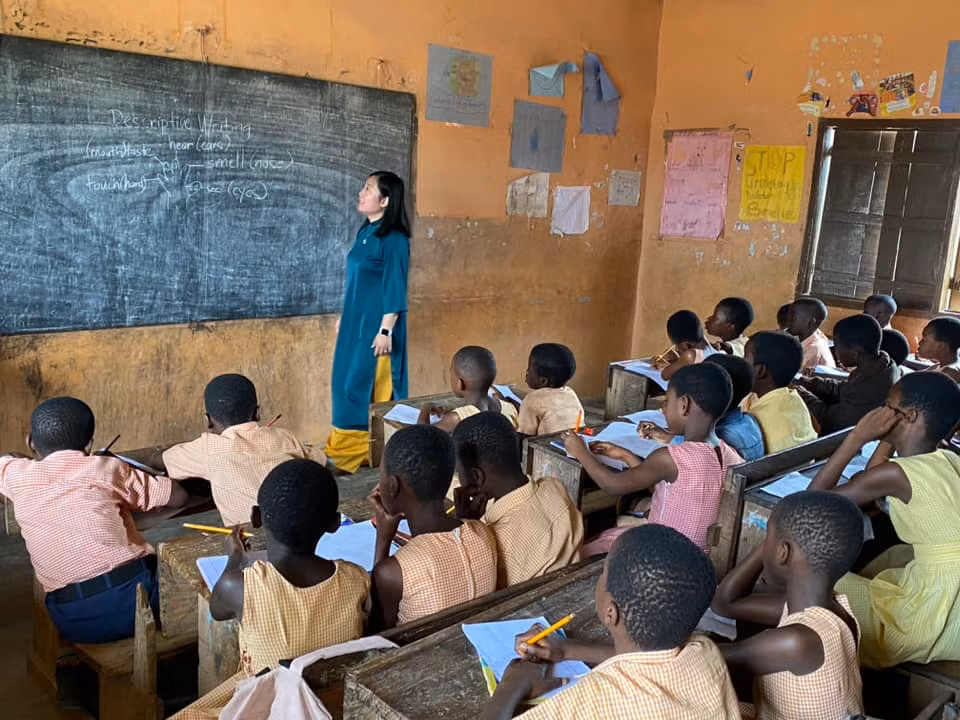 Hình ảnh người giáo viên dạy trên bục giảng với phấn trắng, bảng đen khiến nhiều người nhớ về hình ảnh trường học xưa ở Việt Nam.